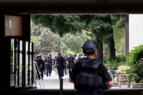 警方封锁加州大学洛杉矶分校。