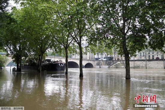 当地时间2016年6月1日，法国巴黎，法国东部和中部多省市遭暴雨袭击，多地降雨量刷新历史纪录，由于塞纳河支流卢万河水位上涨，法国塞纳-马恩省与卢瓦雷省维持洪水红色预警，巴黎因塞纳河水位上涨关闭码头。