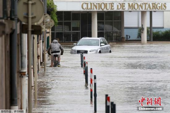 当地时间2016年6月1日，法国巴黎，法国东部和中部多省市遭暴雨袭击，多地降雨量刷新历史纪录，由于塞纳河支流卢万河水位上涨，法国塞纳-马恩省与卢瓦雷省维持洪水红色预警，巴黎因塞纳河水位上涨关闭码头。