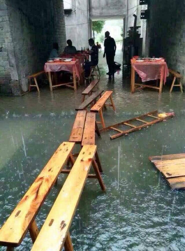 湖北新人暴雨中办婚礼 亲友漫脚积水中吃酒席(组图)