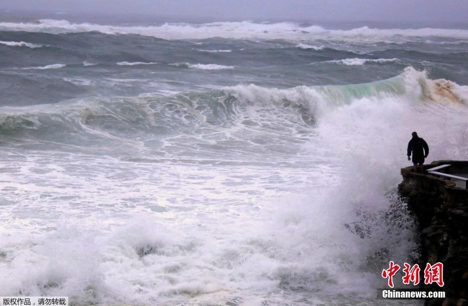 风暴袭击澳大利亚东海岸 巨浪冲上海滩