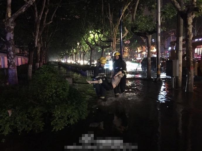 咸阳一男子雨中触电倒地昏迷 消防官兵紧急救援