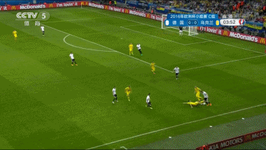 GIF-诺伊尔再现飞身如来神掌 德国有他实在太稳