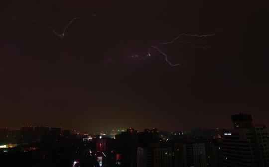 河南郑州今天凌晨遭遇雷电暴雨袭击