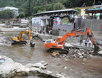 高冠峪河道乱搭乱建 长安区户县联合开展执法行动