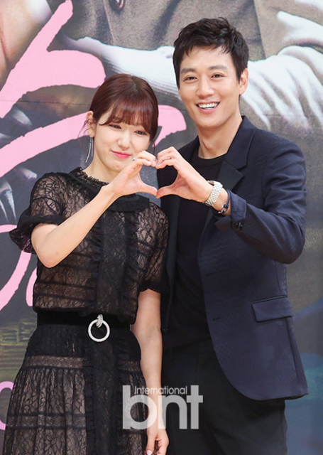 朴信惠出席新剧发布会 黑色长裙尽显女人味|朴