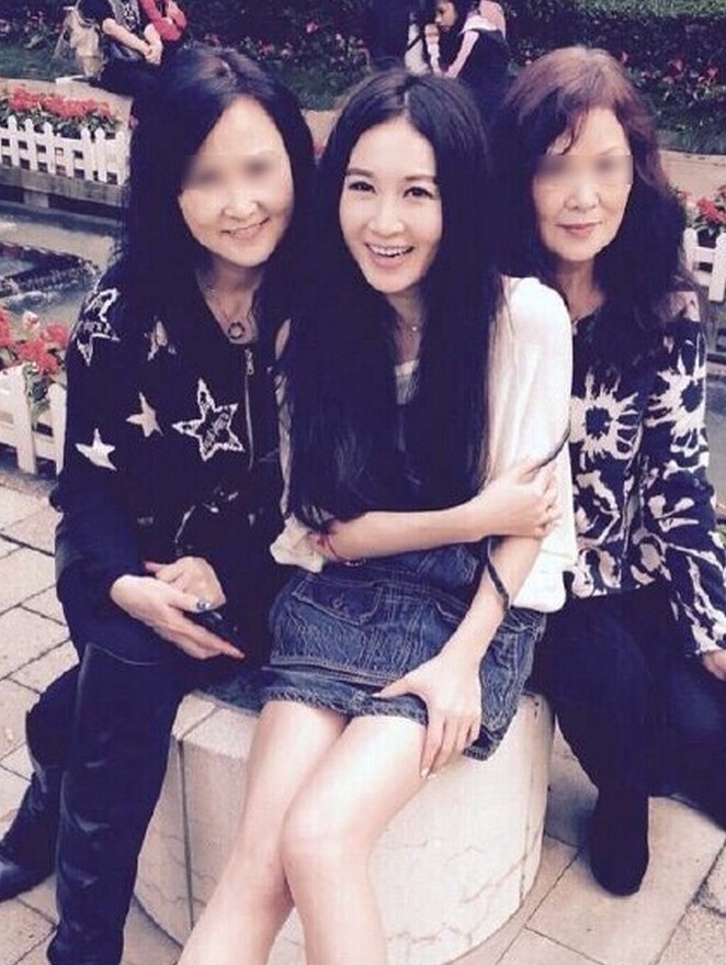 48岁温碧霞与同学聚会合影 被指像母女(组图)