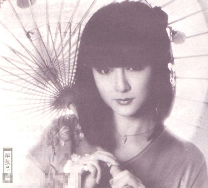 曝潘迎紫罕见珍贵旧照 娇俏讨喜不输"花千骨"