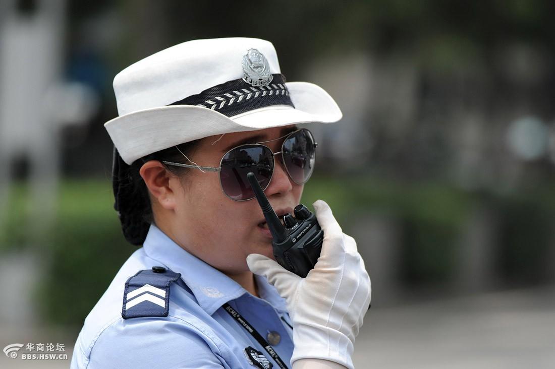 实拍西安市女子交警毒日头下站岗严建设