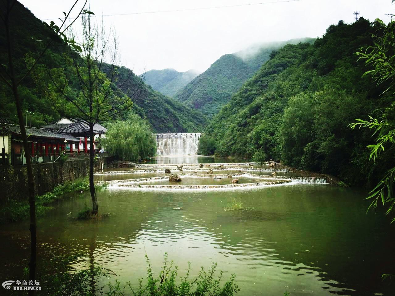 雨中的郧县九龙瀑美景