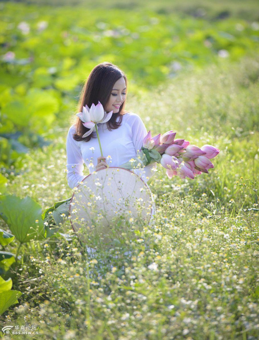 采荷花的美少女