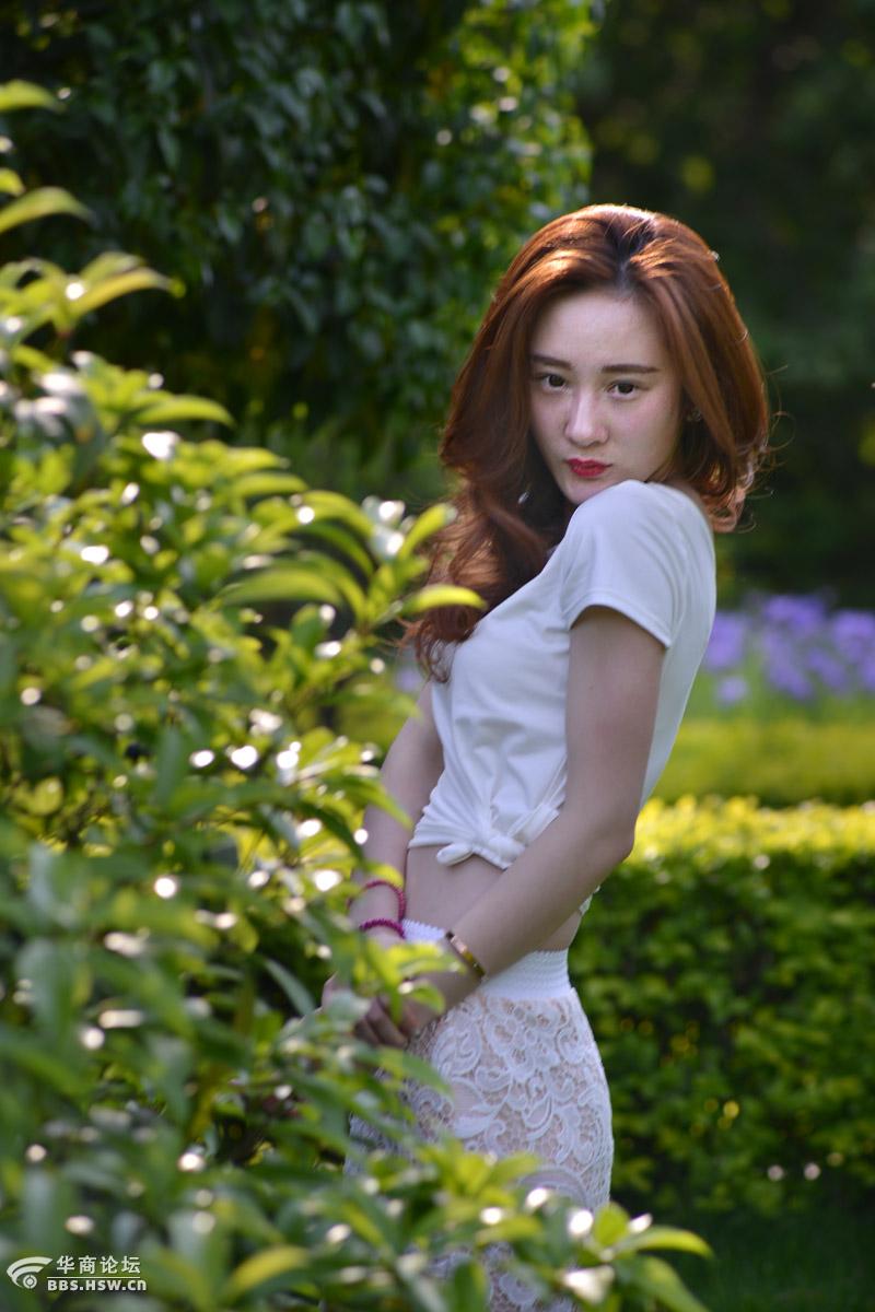 公园里人像习拍逆光下的靓妹