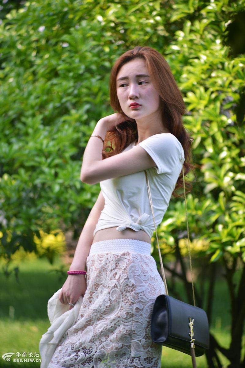 公园里人像习拍逆光下的靓妹