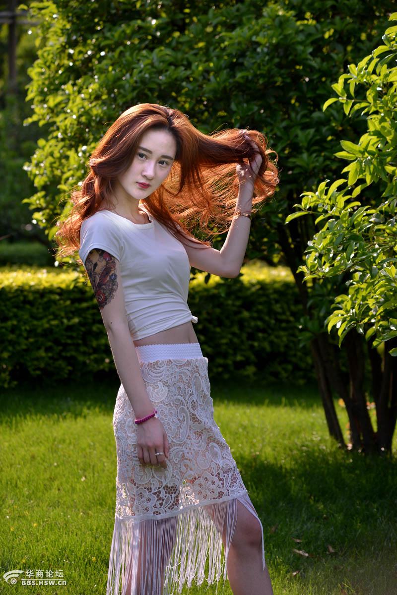 公园里人像习拍逆光下的靓妹