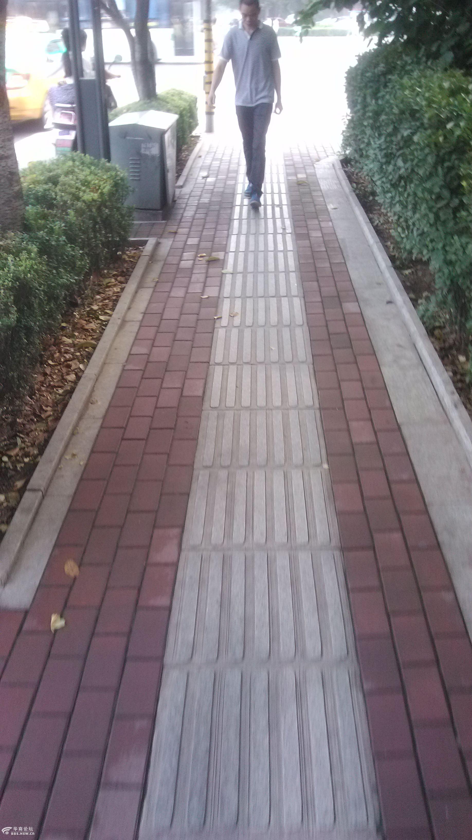 高新二路人行道这纯粹是修的盲道啊