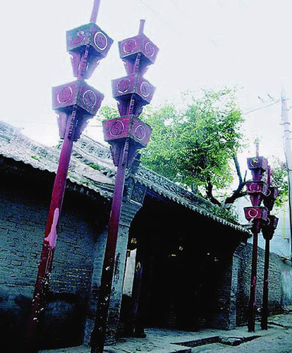 吕家老院大门两侧耸立的三斗旗杆和两斗旗杆,是吕氏辉煌历史的见证