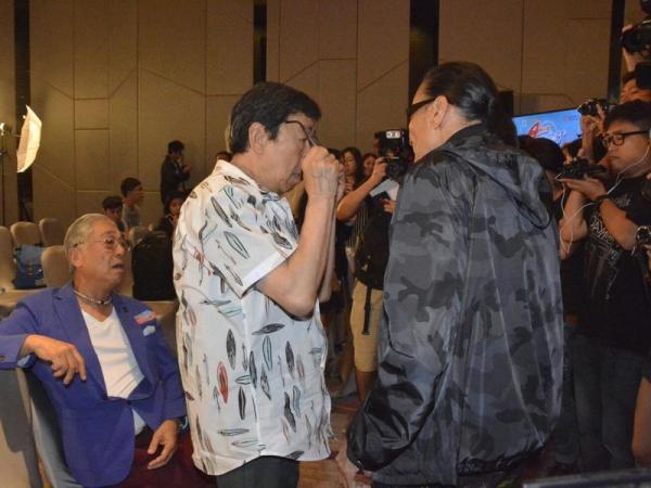 谢贤向曾江鞠躬洗脚 明星私人恩怨大解析(图)