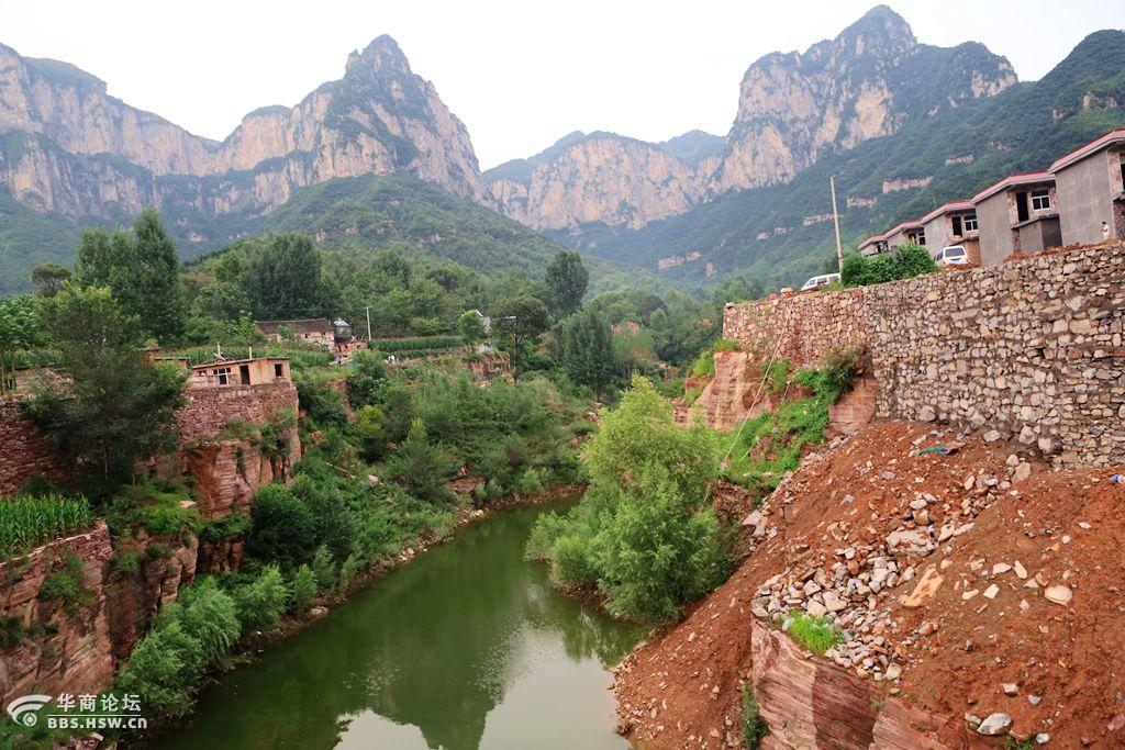 南太行行摄黄昏中的锡崖沟村红岩大峡谷