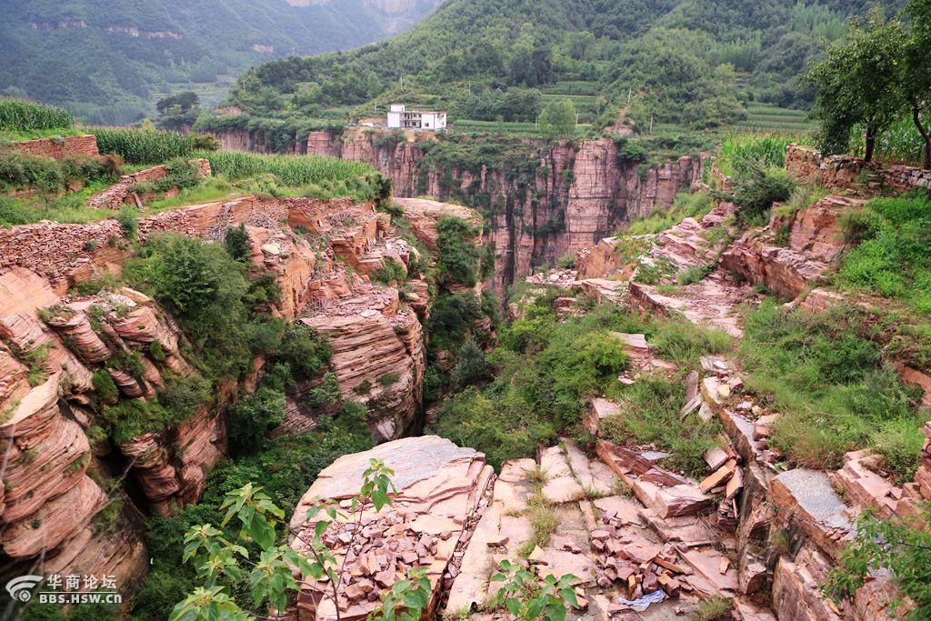 南太行行摄黄昏中的锡崖沟村红岩大峡谷