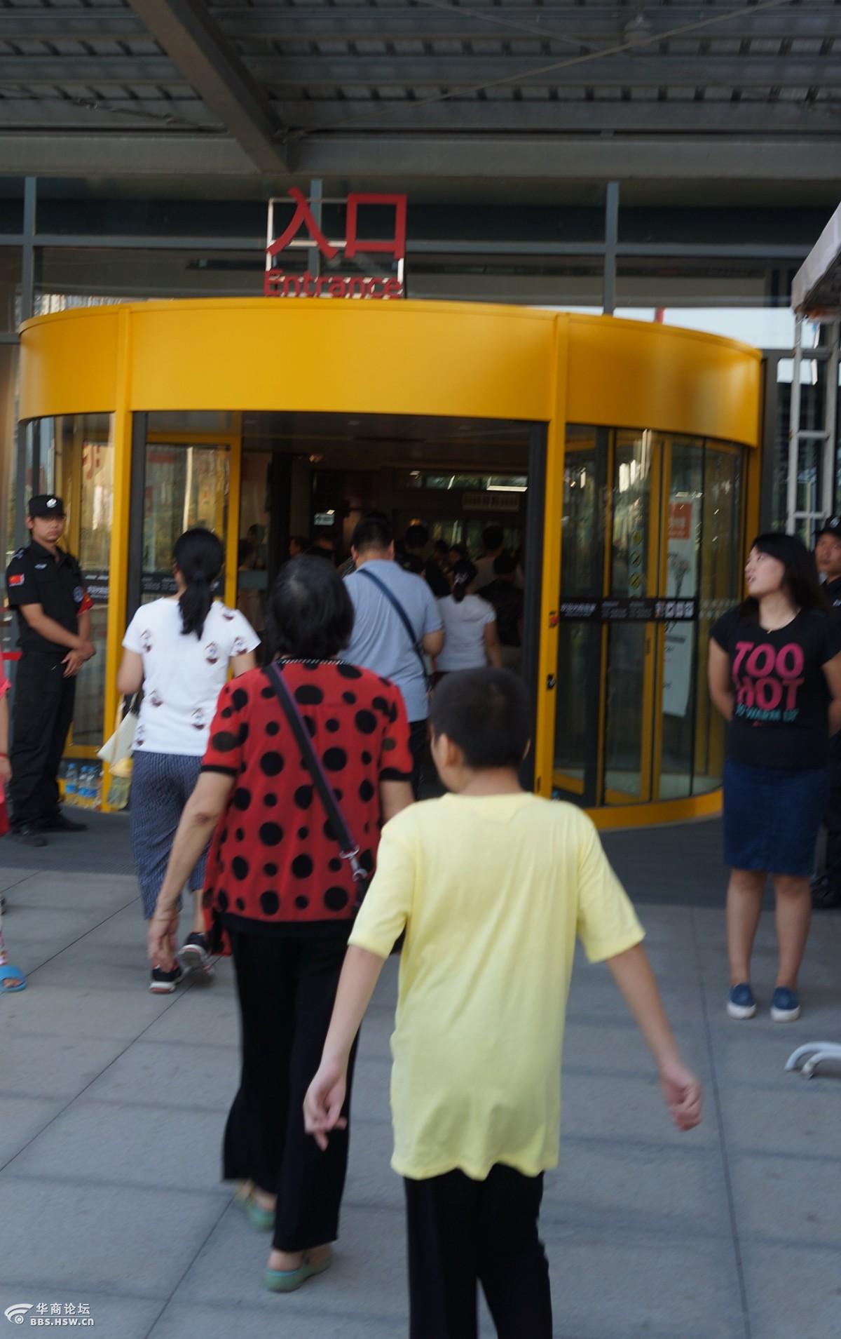 西安宜家商场门前排队把人累砸了