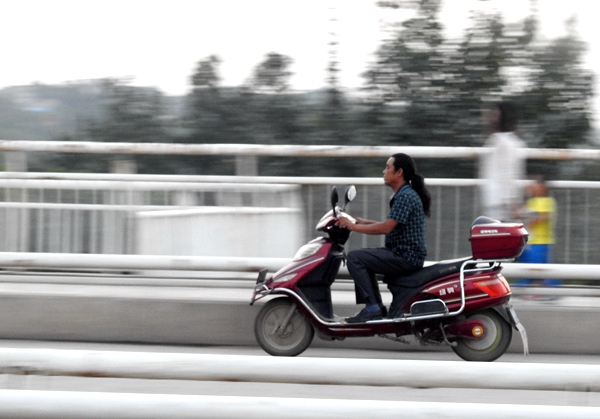 抓拍傍晚骑车匆忙赶路人