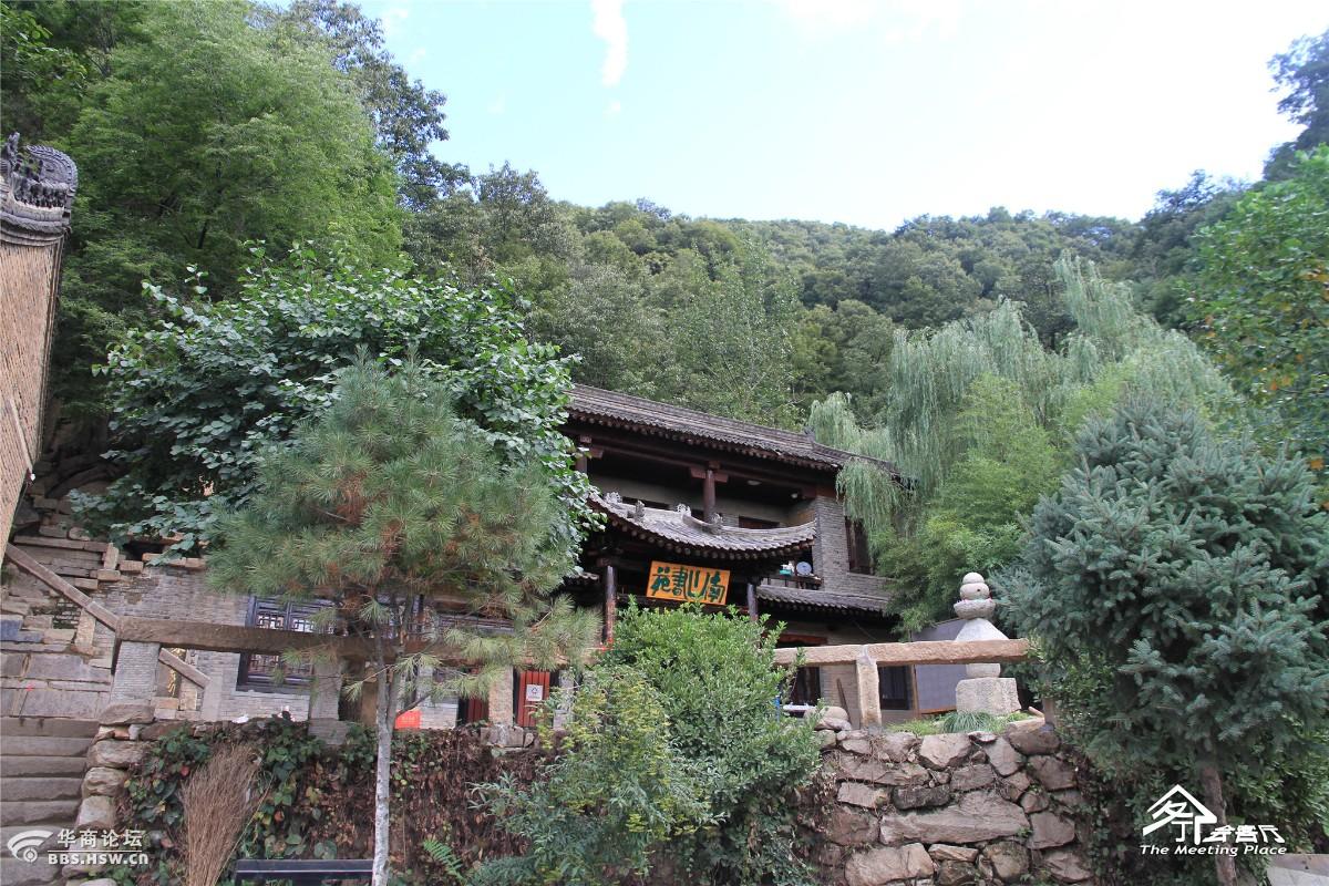 走去黄峪寺捡拾板栗去