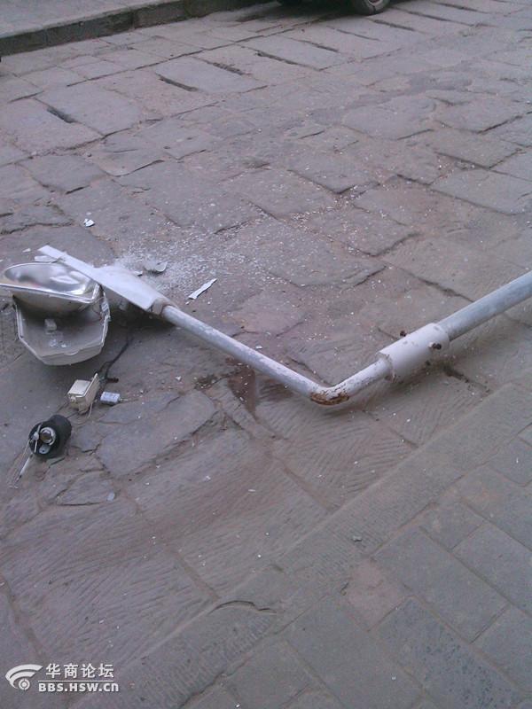 路灯被撞断了!