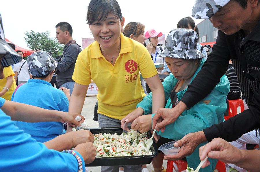 当日,一块8吨重超大豆腐亮相安徽淮南豆腐文化欢乐汇活动,这块豆腐长
