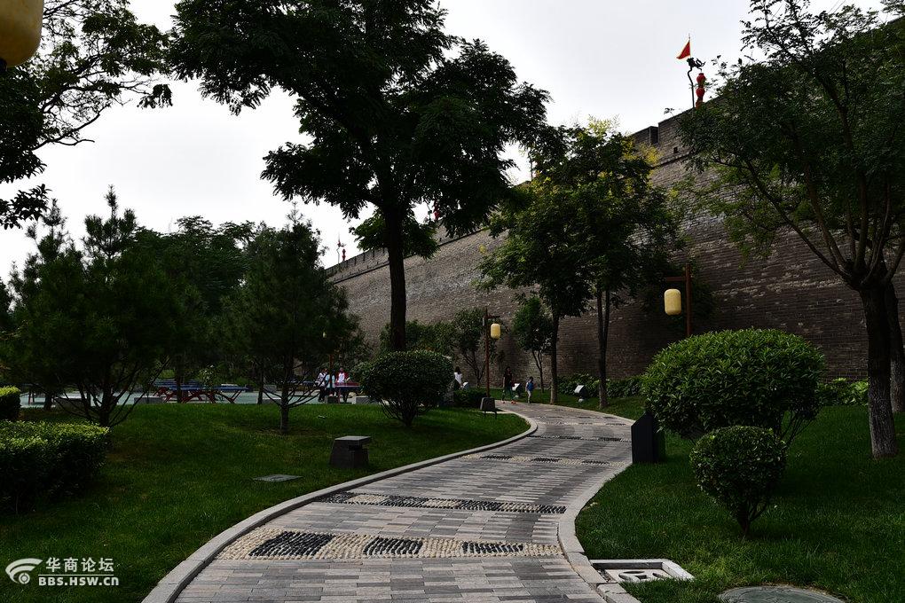 城墙根下的生活画卷