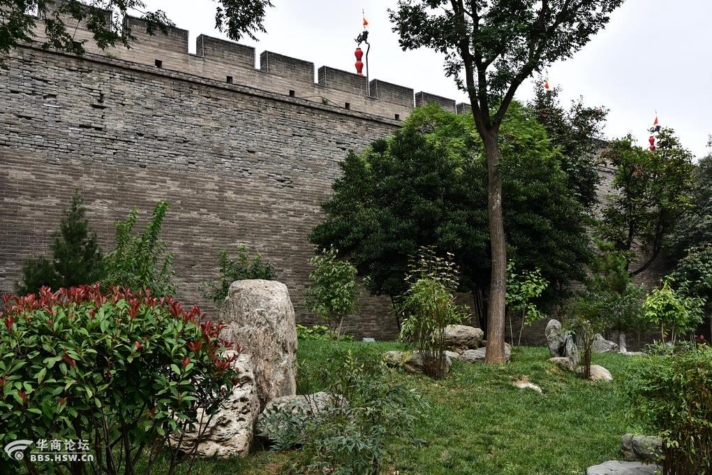 城墙根下的生活画卷