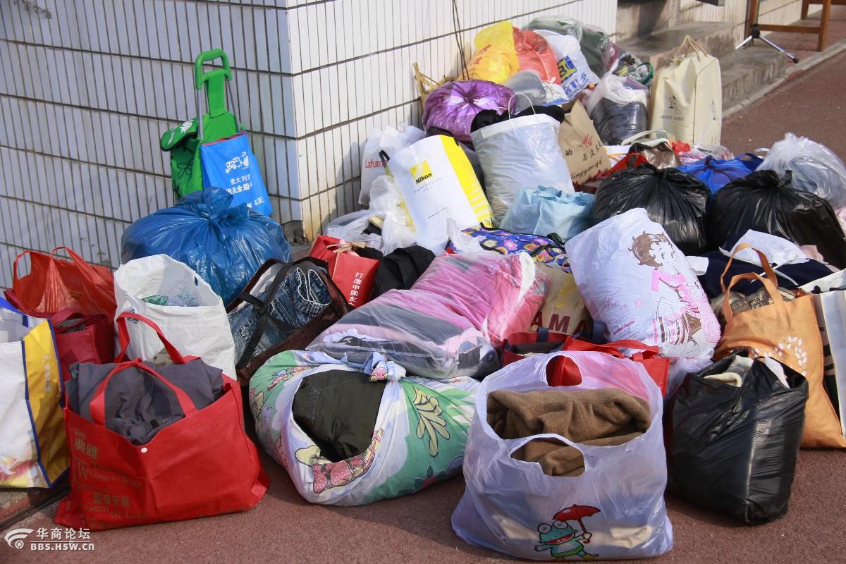 废旧衣物一张纸节俭行善献爱心