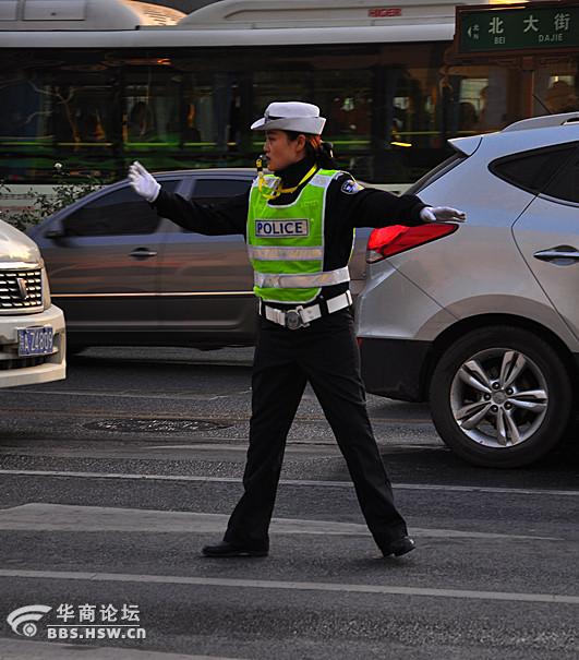 女交警