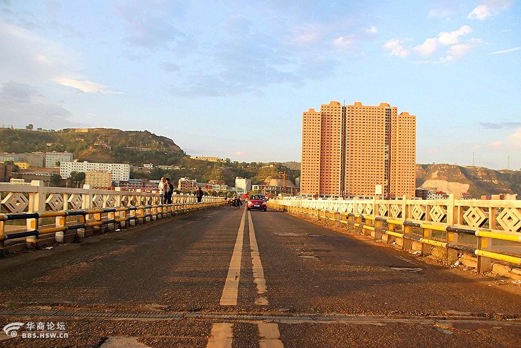 府谷黄河一桥上看山西保德县城