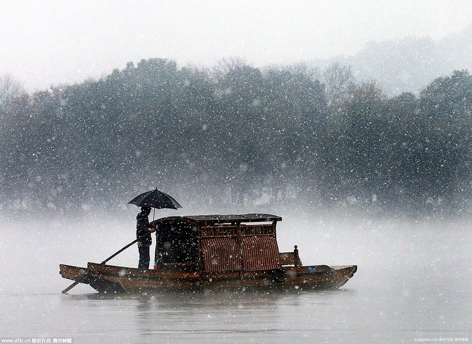 西湖现"独钓寒江雪"美景