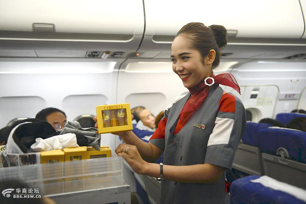 面对镜头的柬埔寨空姐笑靥【严建设柬埔寨1】
