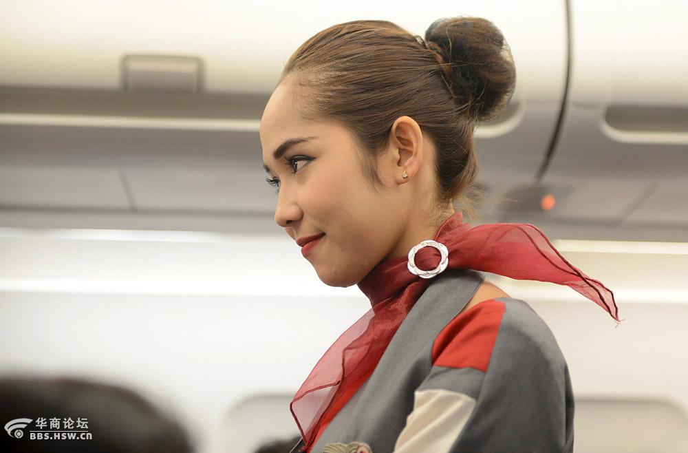 面对镜头的柬埔寨空姐笑靥【严建设柬埔寨1】