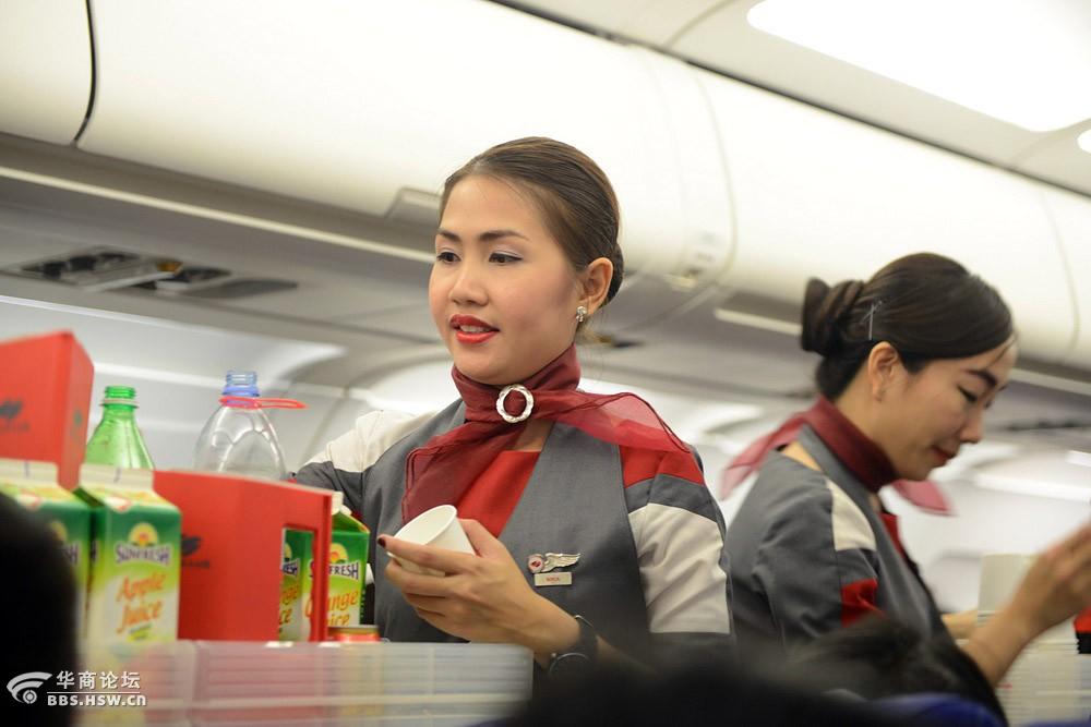 面对镜头的柬埔寨空姐笑靥【严建设柬埔寨1】