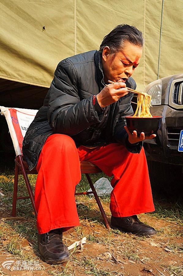 武功镇河滩会人潮涌动热闹非凡客观视界