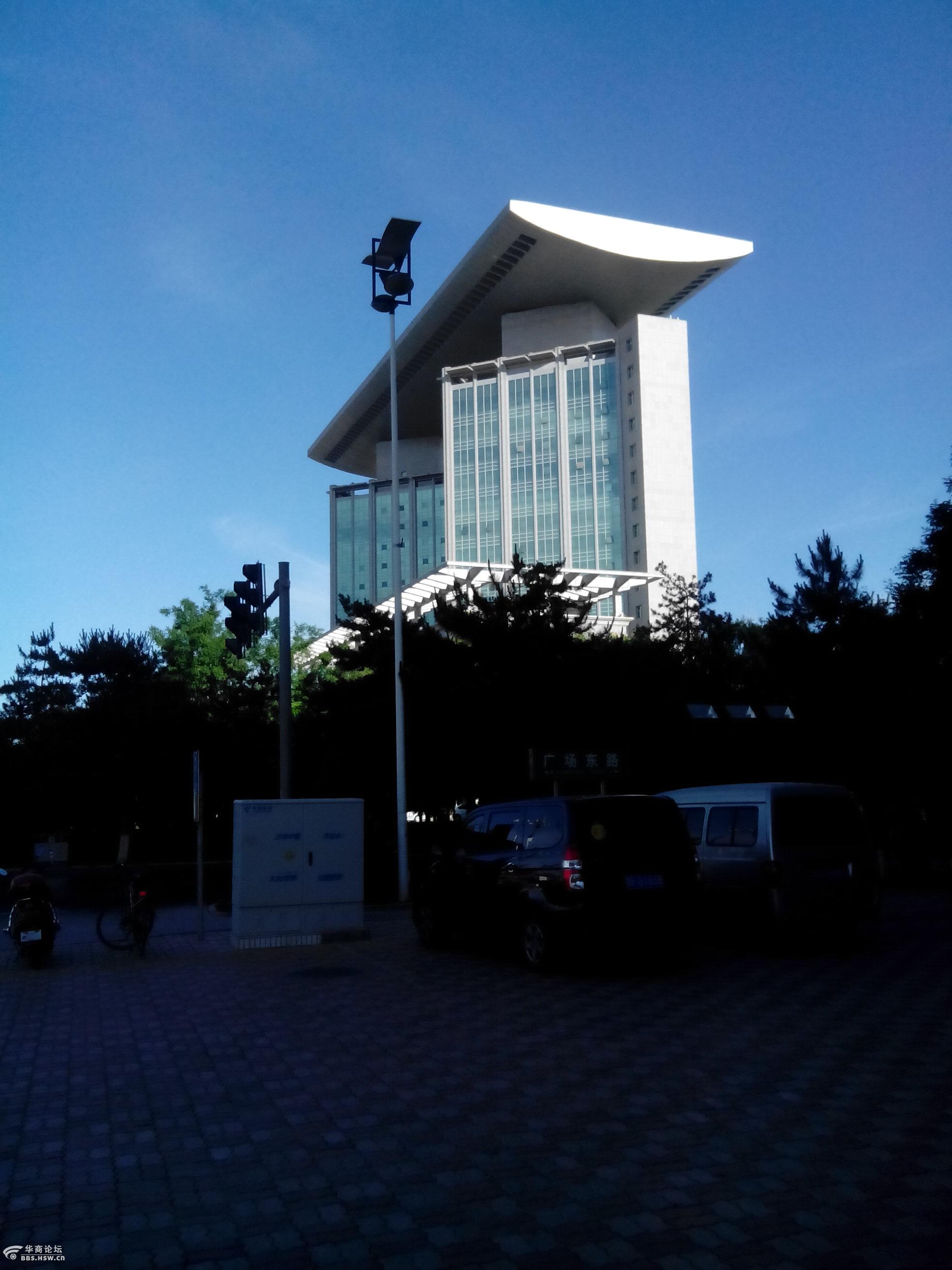 清晨的酒泉市政府大楼