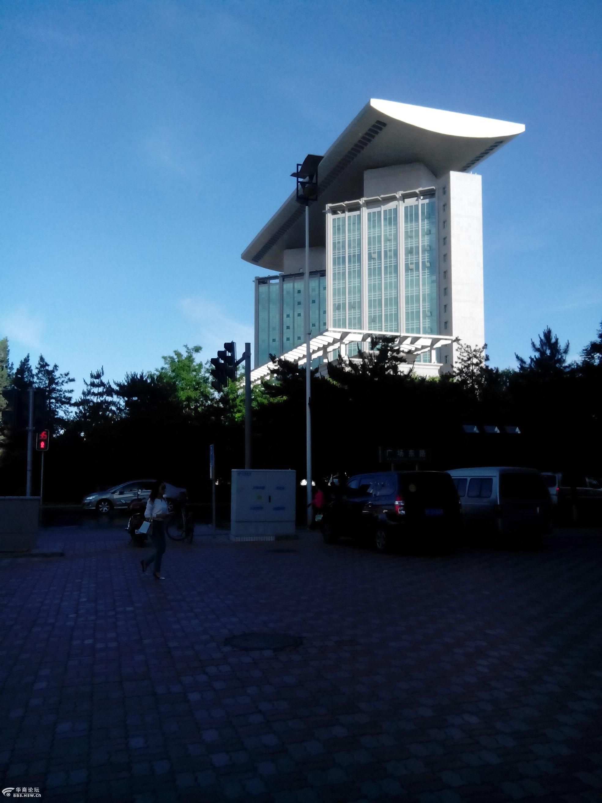 清晨的酒泉市政府大楼