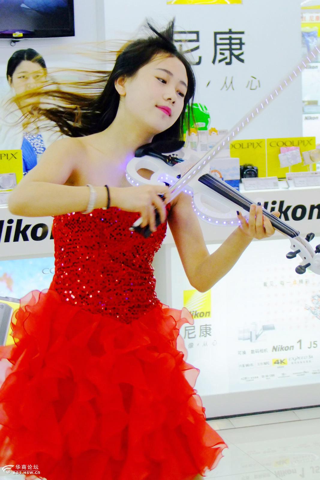 圣诞节商场请来表演的小提琴手