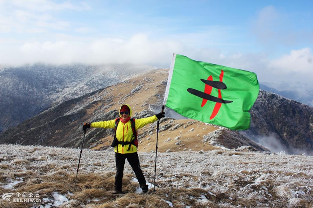 井字旗飘扬在冻山顶上