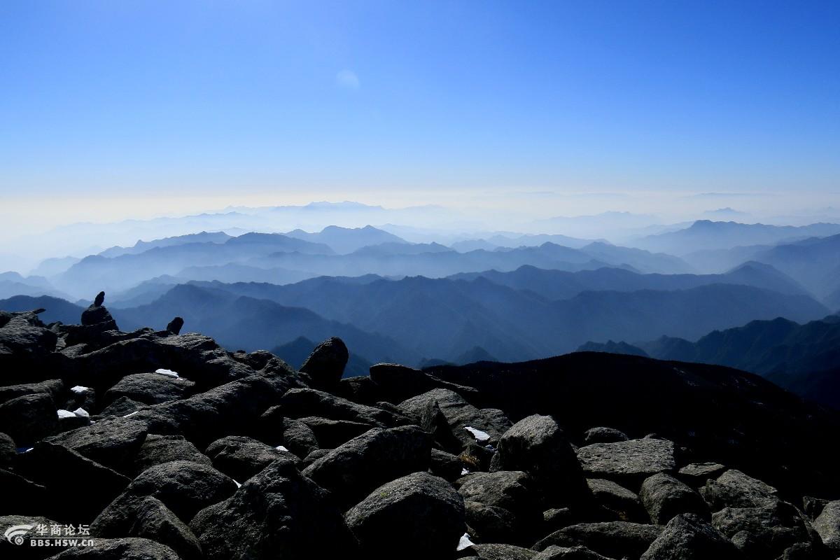 观无尽的薄雾云海映衬下的蓝色层层叠叠的山峦