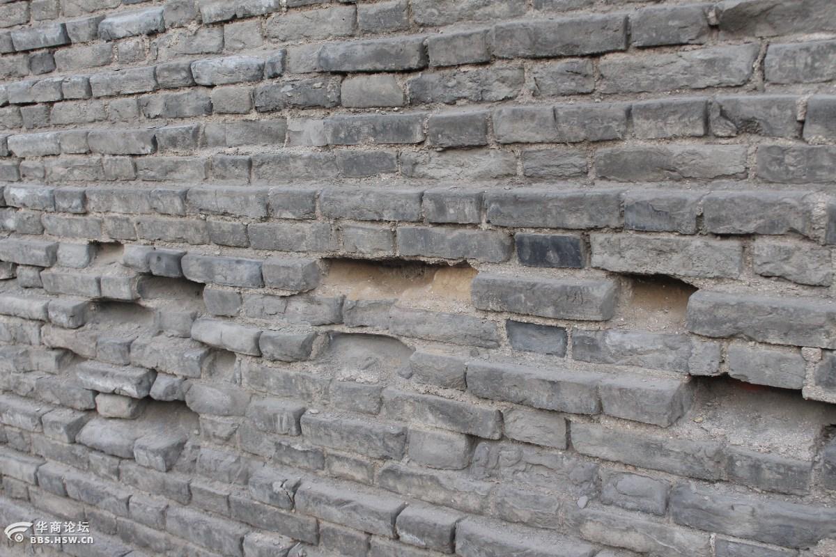 这里的城墙砖不见了,难道是有人当古玩给偷走了?