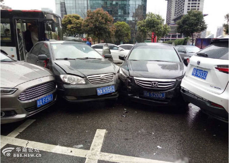 来看看奇葩车祸这造型也是没sei了