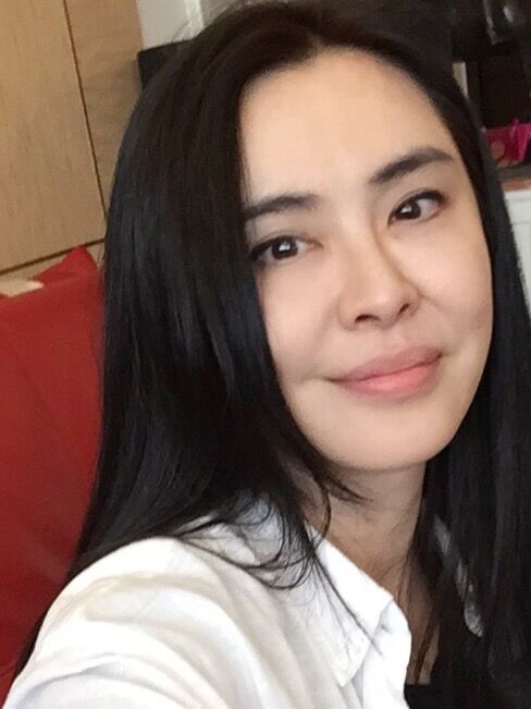 49岁王祖贤游迪士尼 戴米奇帽卖萌似少女(组图)