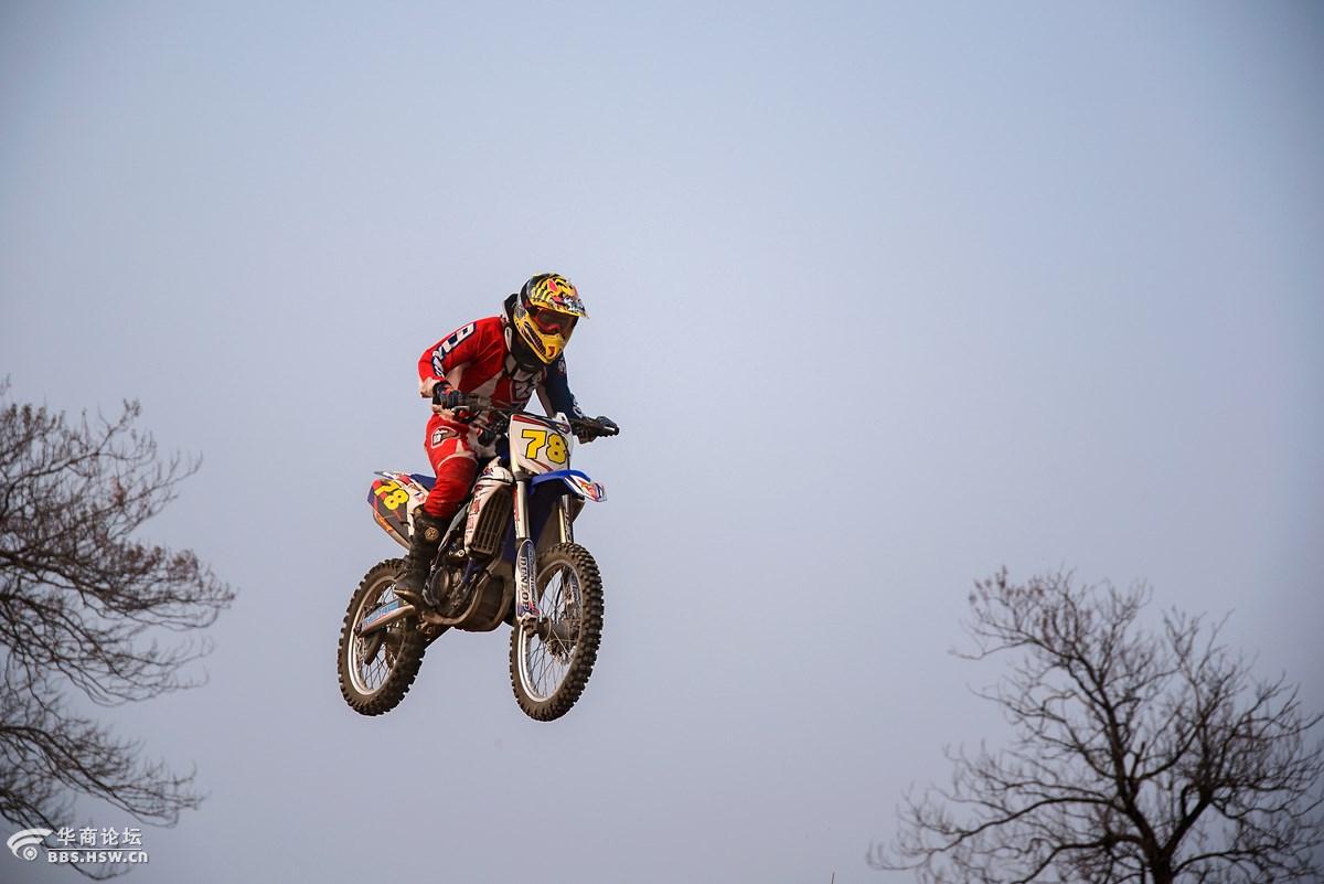 洪庆山上摩托车手上演的生死时速