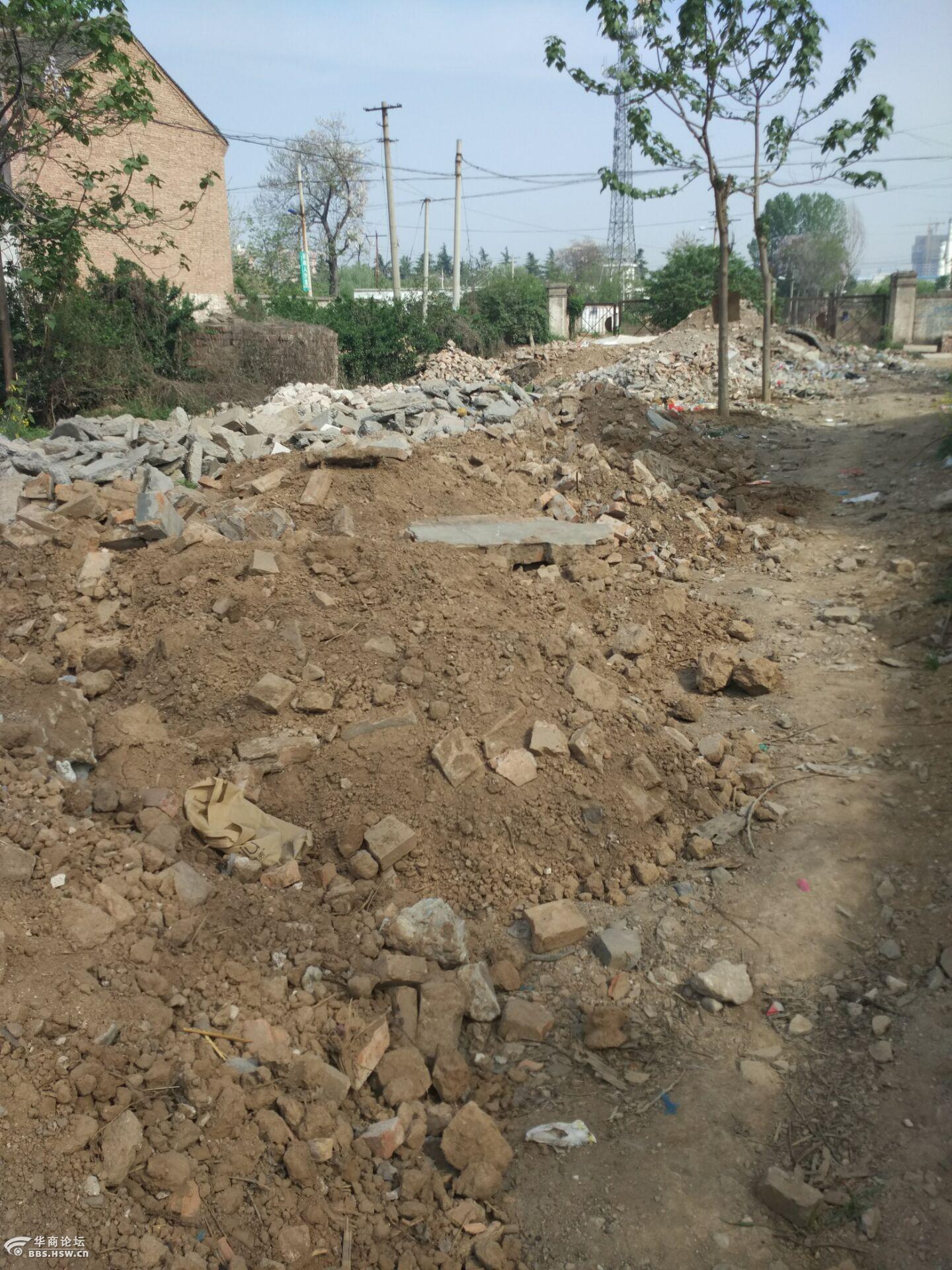 兴平市西城区潘村四组垃圾堆如山