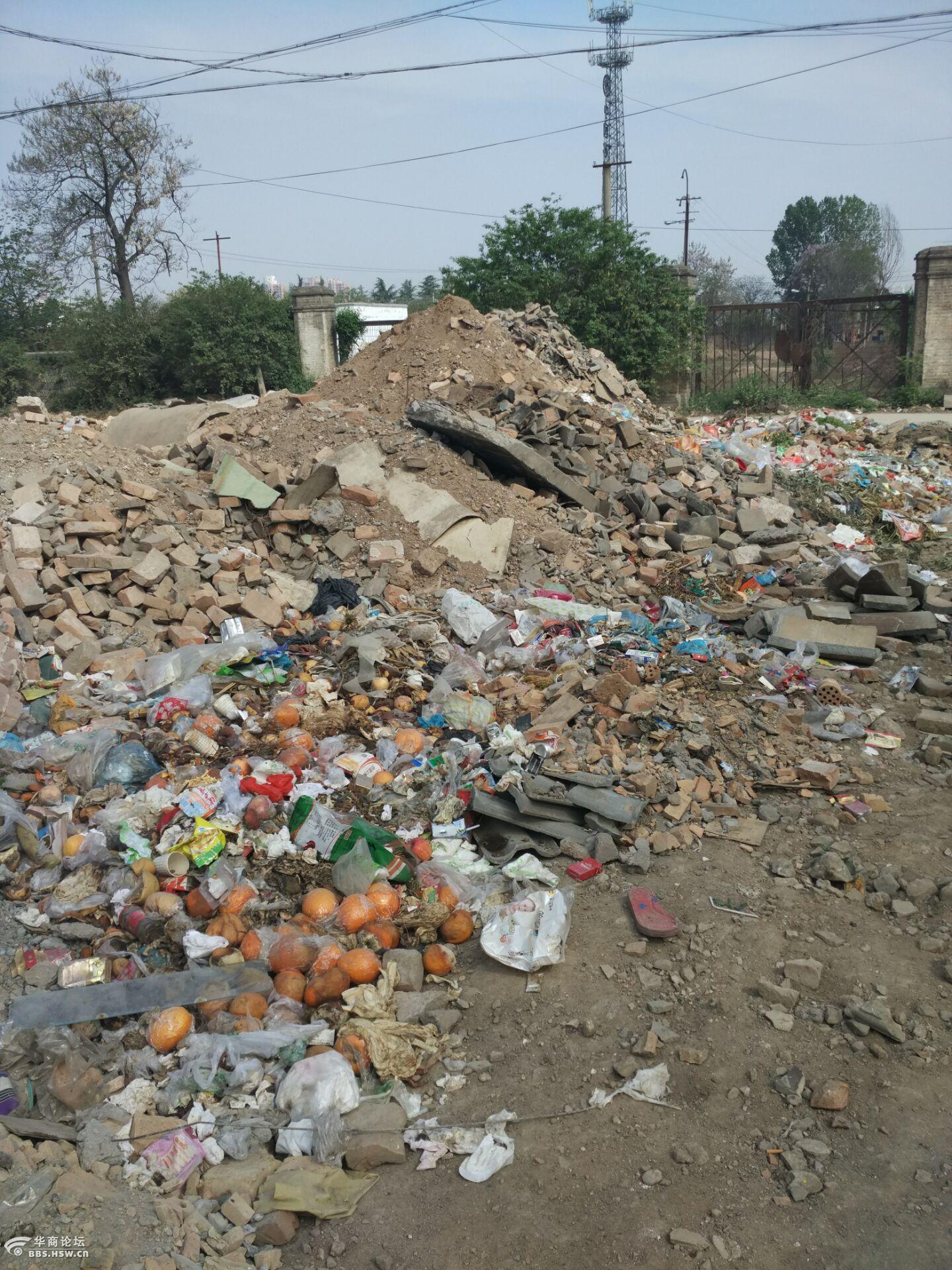 兴平市西城区潘村四组垃圾堆如山
