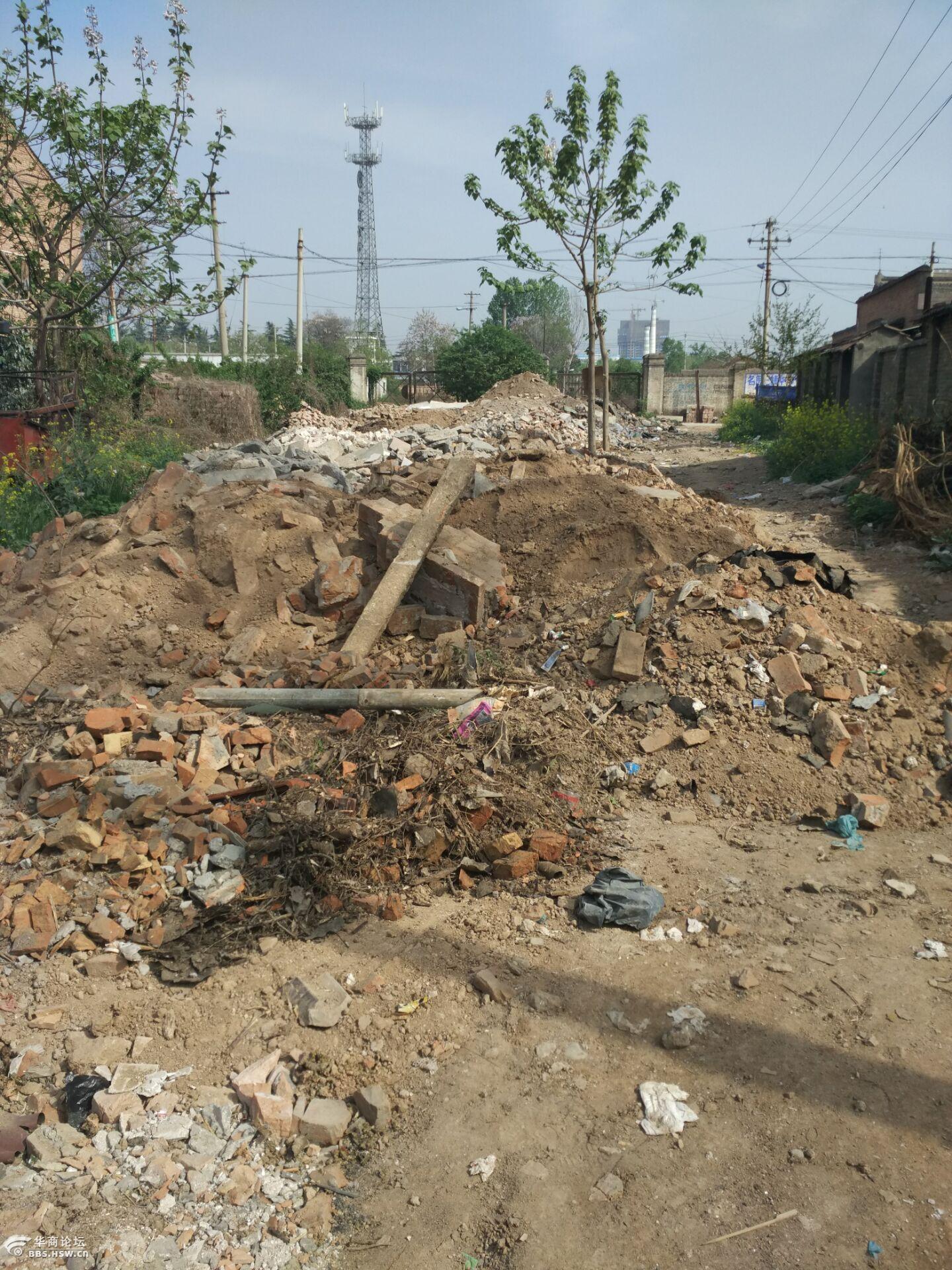 兴平市西城区潘村四组垃圾堆如山